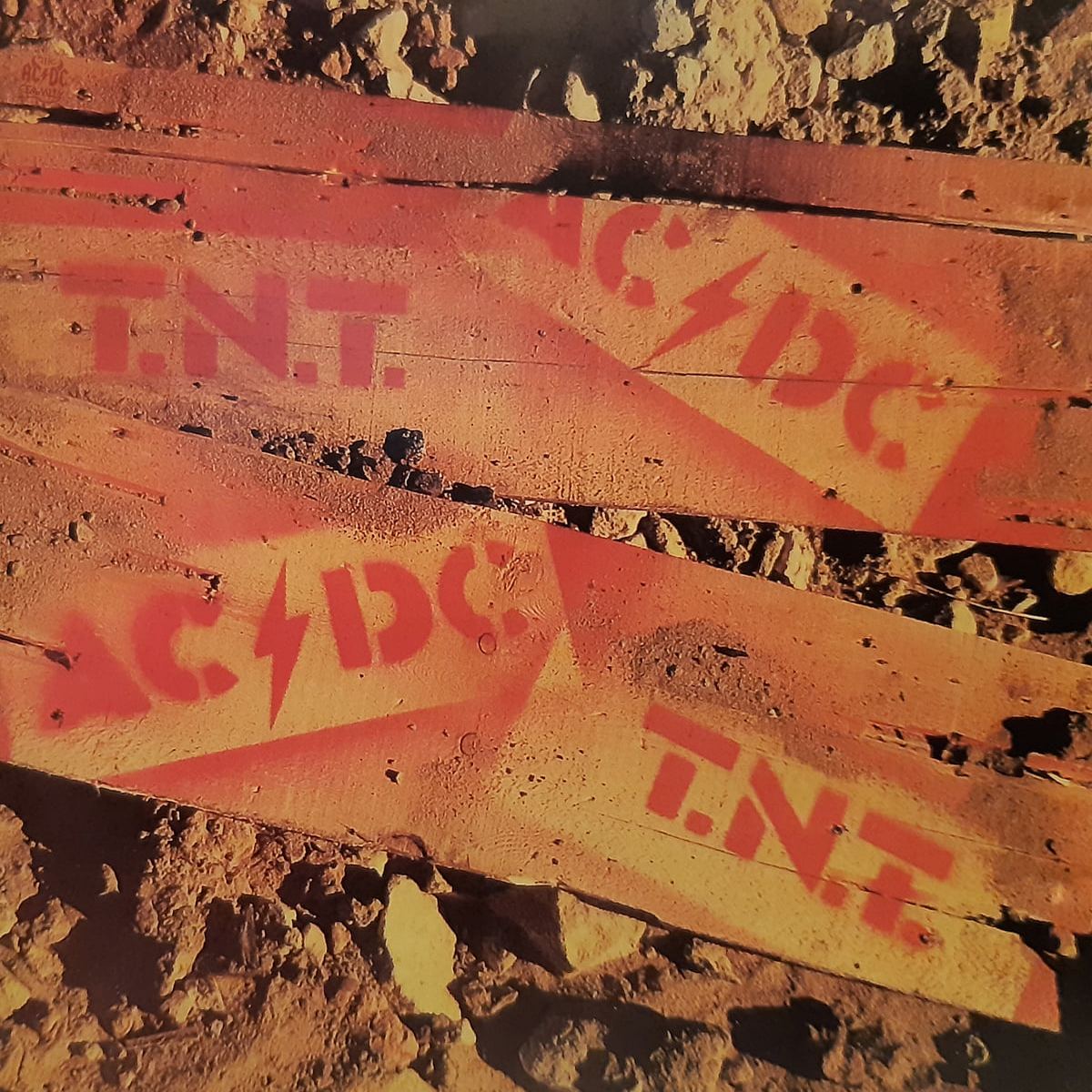 Read more about the article Godišnjica objavljivanja albuma T.N.T. hard-rock benda AC/DC